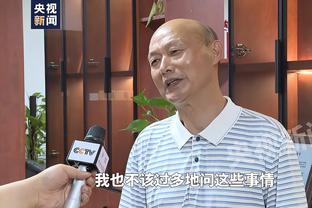 每体：莱万参加慈善活动，现场向拉玛西亚员工赠送签名书籍